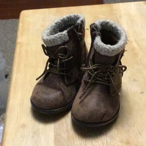 GARANIMALS size 4 .. kids fashion boots. Brown